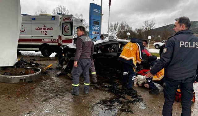 Karabük'te LPG istasyonuna çarpan otomobildeki 5 kişi yaralandı