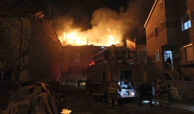 Karaman'da çatı yangını korkuttu: 3 kişi dumandan etkilendi