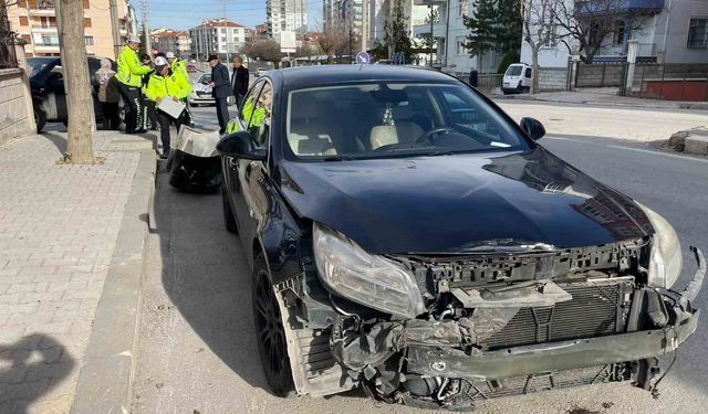 Karaman'da ciple otomobil çarpıştı: 1 yaralı