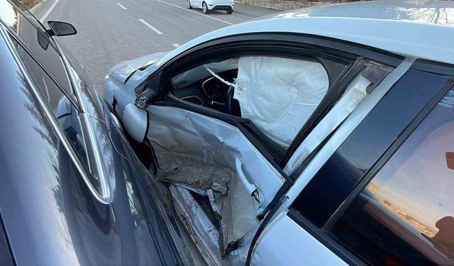 Karaman'da iki otomobil çarpıştı: 1 yaralı