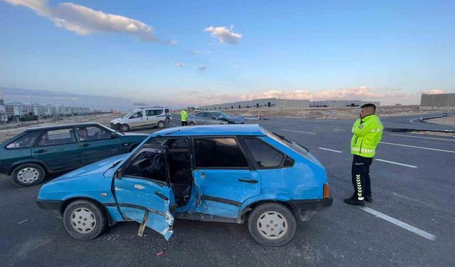 Karaman'da otomobiller çarpıştı: 2 yaralı