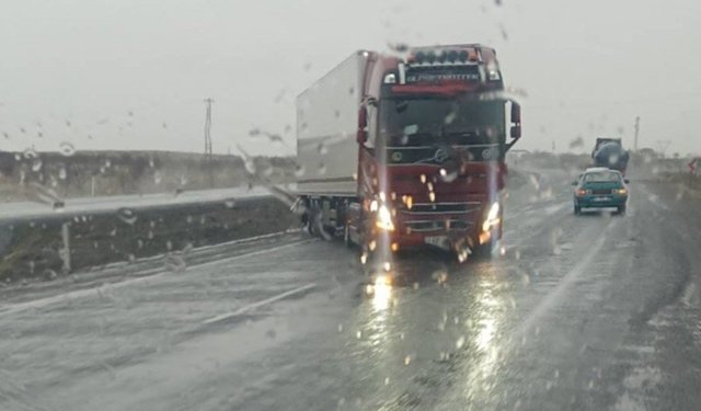 Karapınar'da şiddetli rüzgar ve sağanak sürücülere zor anlar yaşattı