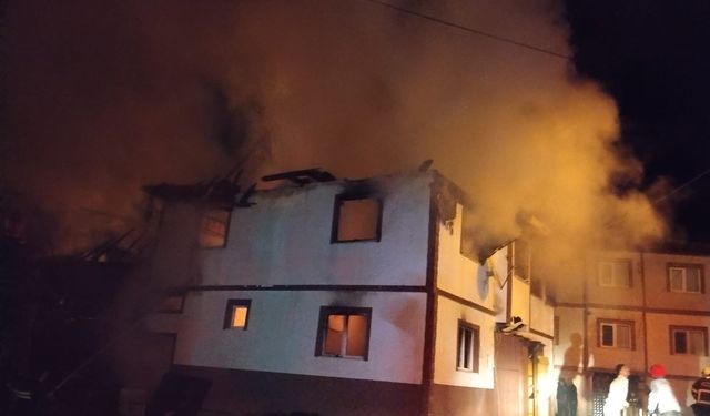 Kastamonu'da alevlere teslim olan iki katlı ev kullanılamaz hale geldi