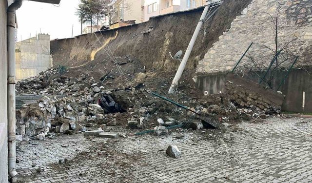 Kastamonu'da istinat duvarı çöktü, 7 araç zarar gördü