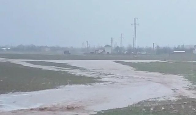 Kırşehir'de sağanak, su baskınlarına neden oldu