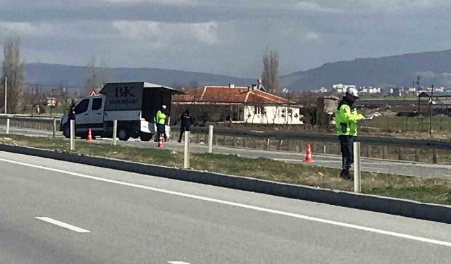 Kontrolden çıkan kamyonet bariyerlere çarptı: 1 yaralı