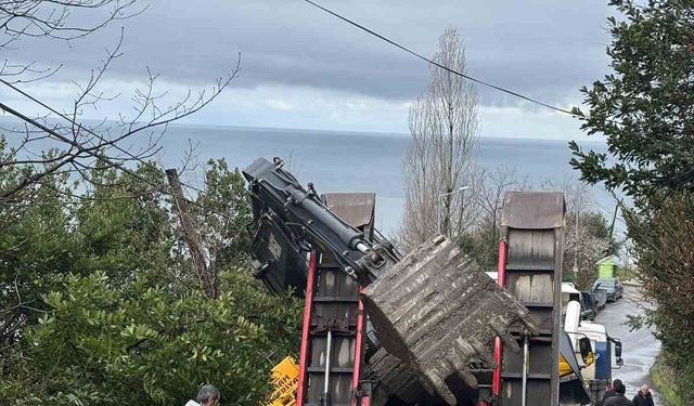 Kozlu'da kepçe dorseden yola düştü, ulaşım bir süre aksadı