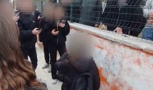Okul önünde akran zorbalığı kameraya yansıdı: Diz çöktürüp zorla özür dilettiler