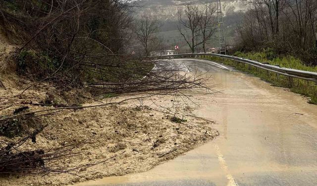 Ordu'da Ünye-Kumru bağlantı yolunda heyelan