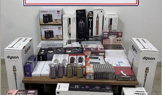 Otobüsteki yolcuların valizinde gümrük kaçağı ürünler ele geçirildi