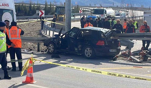 Otomobil bariyerlere ok gibi saplandı: Anne ve baba öldü, kız çocukları yaralandı