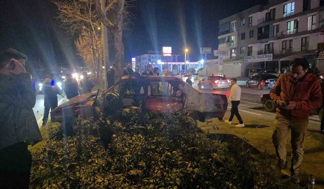 Otomobil refüjdeki ağaca çarptı: 1 kişi yaralandı