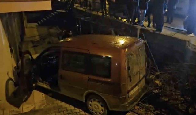 Otomobille çarpışan hafif ticari araç apartman boşluğuna savruldu: 2 yaralı