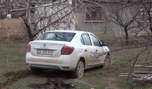 Polisin 'dur' ihtarına uymayan şüpheliler aracı bırakıp kaçtı