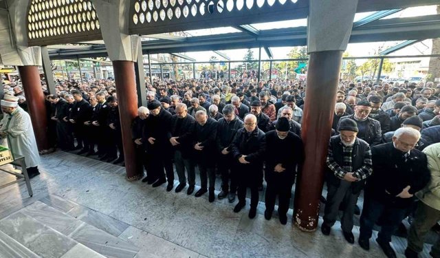 Rize'de 10. kattan düşerek hayatını kaybeden akademisyen son yolculuğuna uğurlandı