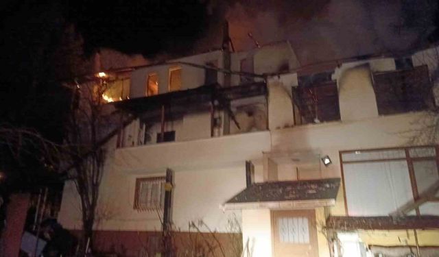 Safranbolu'da 3 katlı evde yangın