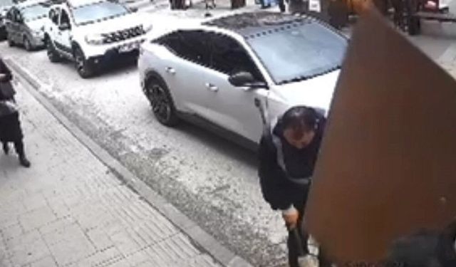 Şiddetli rüzgar nedeniyle düşen tabela, işçinin kafasına böyle çarptı: O anlar güvenlik kamerasında