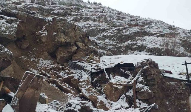 Sivas'ta yamaçtan kopan kayalar tehlike saçtı