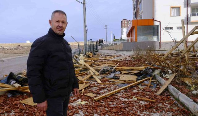 Uçan çatının altında kalmaktan saniyelerle kurtuldu
