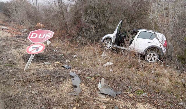 Virajı alamayan otomobil ağaçlara çarparak durabildi: 3 yaralı