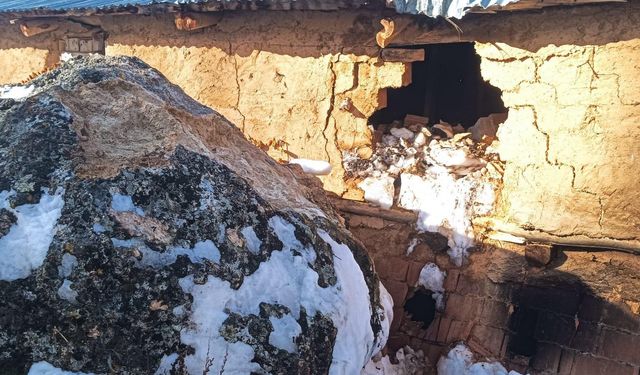 Yamaçtan kopan dev kaya neredeyse evi yıkıyordu