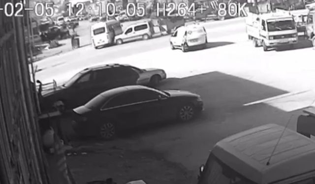 Yolcu minibüsü ile hafif ticari aracın karıştığı kaza anı kameraya yansıdı