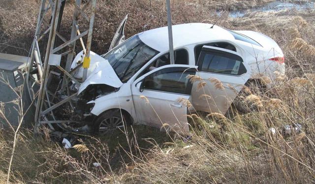 Yoldan çıkan otomobil direğe çarptı: 3 yaralı