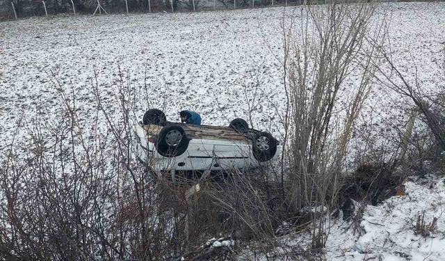 Yozgat'ta direksiyon hakimiyeti kaybedilen araç takla attı
