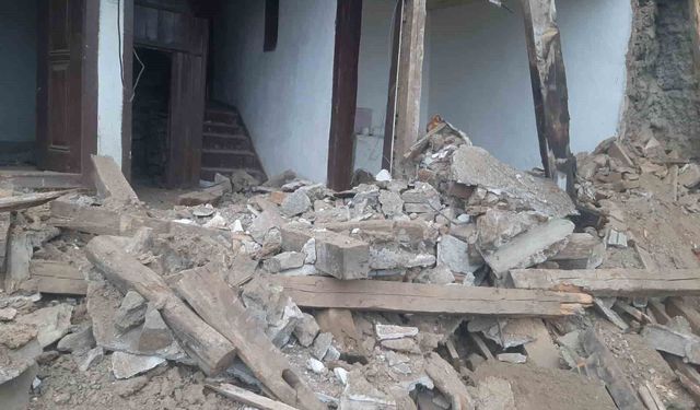 Yozgat'ta metruk konak, yağışın etkisiyle çöktü