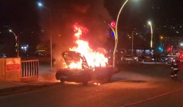 Yozgat'ta otomobil alev alev yandı