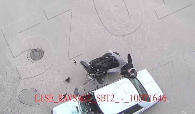 Amasya'da motosiklet ile otomobilin çarpıştığı kaza kamerada