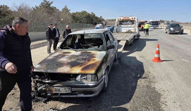 Ankara'da seyir halindeyken yanan otomobil kullanılamaz hale geldi