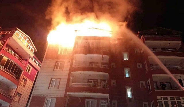 Apartmanın teras katı alevlere teslim oldu