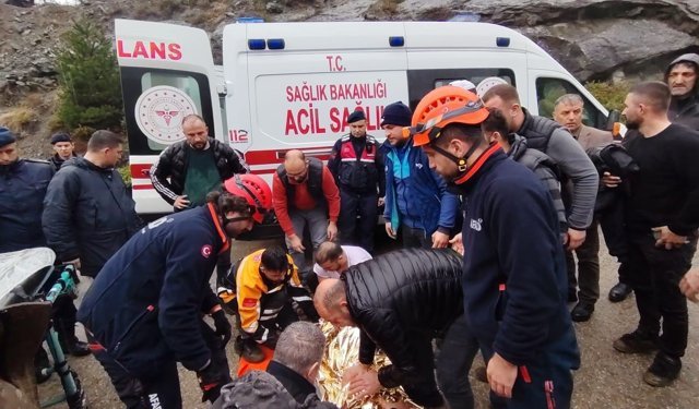 Artvin'de araç uçuruma yuvarlandı: 1 yaralı