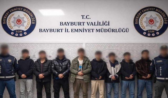 Bayburt'ta 8 düzensiz göçmen ile 3 şüpheli yakalandı