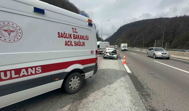 Bolu Dağı Tüneli'nde otomobille kamyonet çarpıştı: 2'si çocuk 4 yaralı
