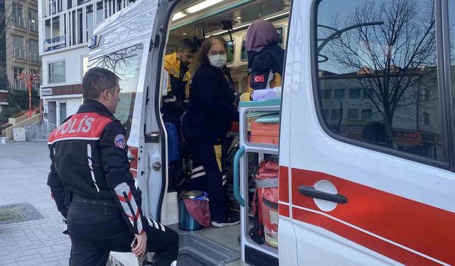 Cadde ortasında boynuna ve yüzüne kesikler attı