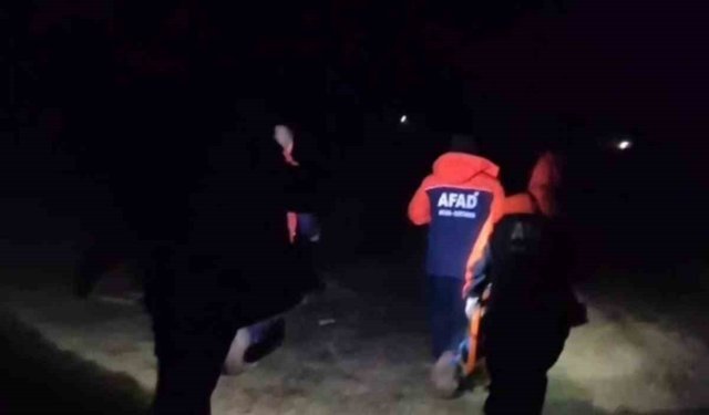 Çorum'da araçlarıyla çamura saplanan aile 8 saatlik çalışmayla kurtarıldı