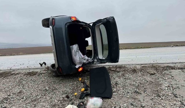 Çorum'da devrilen otomobildeki 5 kişi yaralandı