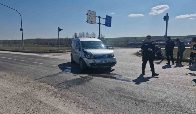 Çorum'da hafif ticari araç ile otomobil çarpıştı: 1 yaralı