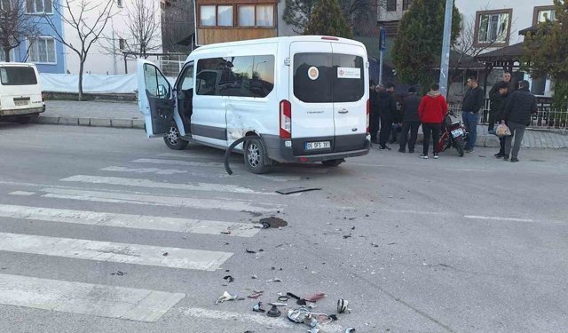Çorum'da minibüs ile motosiklet çarpıştı: 1 yaralı
