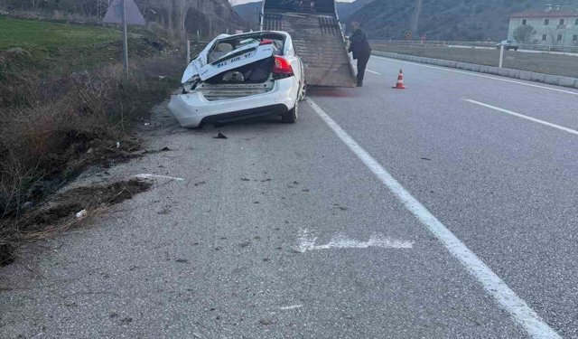 Çorum'da otomobil dereye devrildi: 4 yaralı