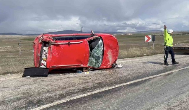 Çorum'da takla atan otomobildeki 3 kişi yaralandı