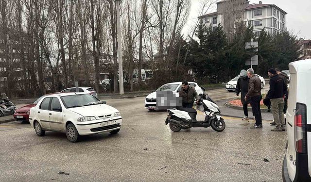 Dönel kavşakta motosiklet ile otomobil çarpıştı