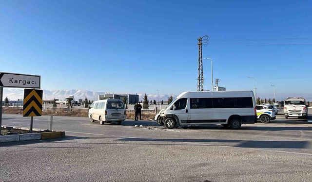 Ereğli'de kamyonet ile okul servis minibüsü çarpıştı: 5 yaralı