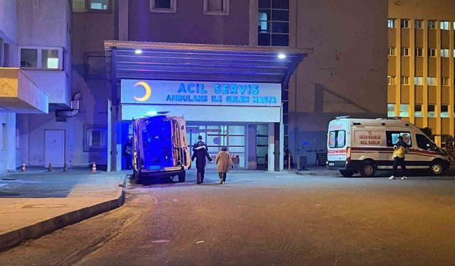 Eşiyle yürüdüğü sırada tanımadığı kişi tarafından bıçaklandı