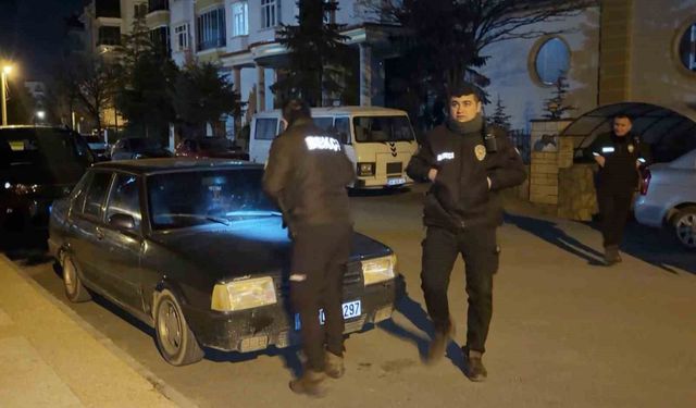 Gece yarısı kornası takılı kalan araç mahalleyi ayağa kaldırdı