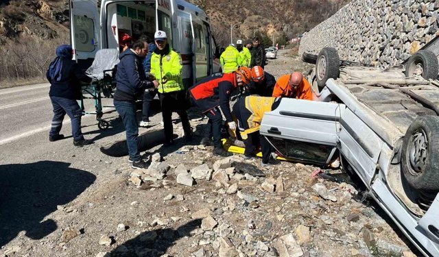 Gümüşhane'de otomobil ters döndü: 2 yaralı