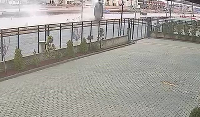 Hızla su birikintisine giren otomobil takla attı