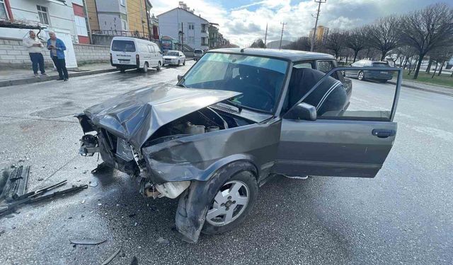 Karaman'da güvenlik kamerasına yansıyan kazada 2 kişi yaralandı